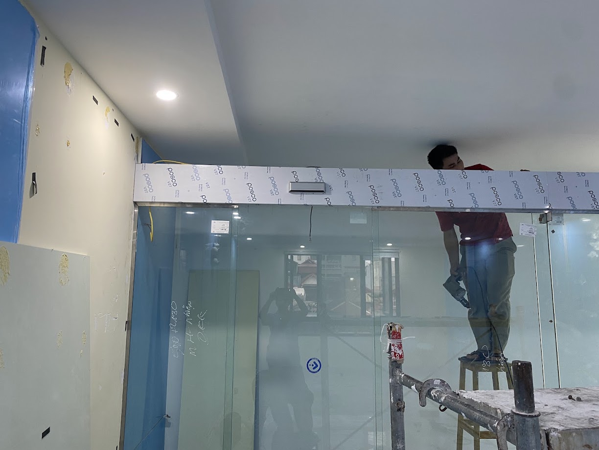 cửa kính tự động cảm biến sử dụng