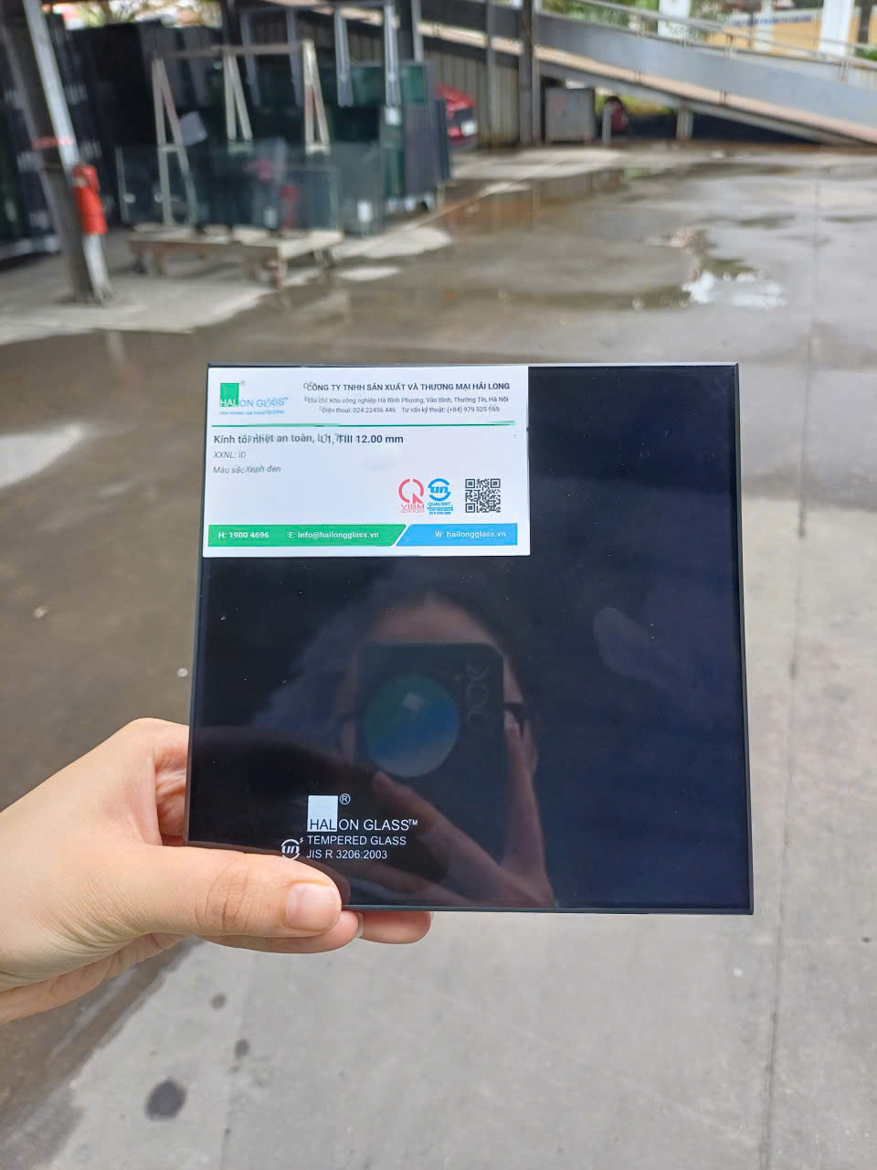 The handle of the black tempered glass Halon Glass sample has an outdoor product information label.