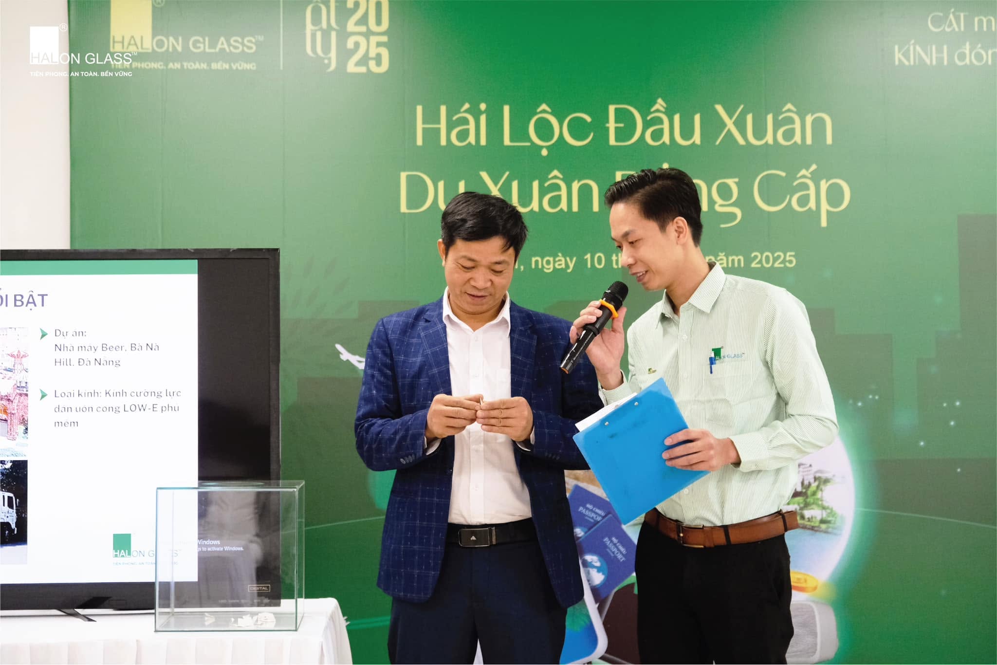 Đại diện Hailong Glass giới thiệu thông tin dự án trong buổi gặp gỡ