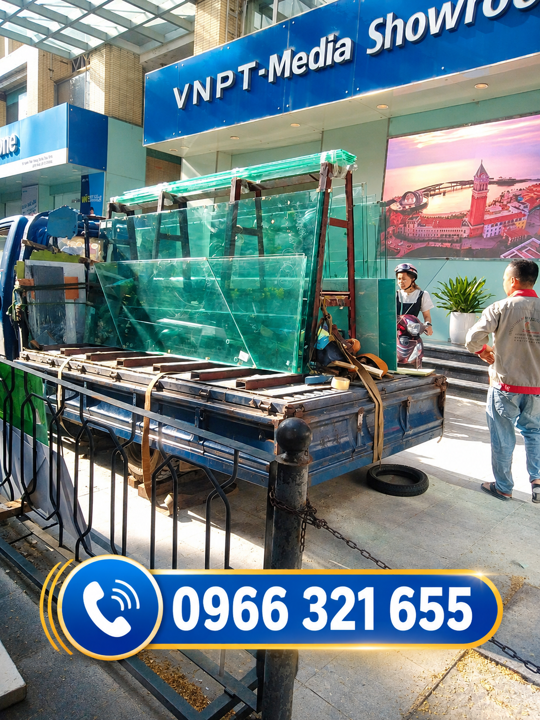 Các tấm kính cường lực màu xanh được vận chuyển trên xe tải trước showroom VNPT Media Showroom