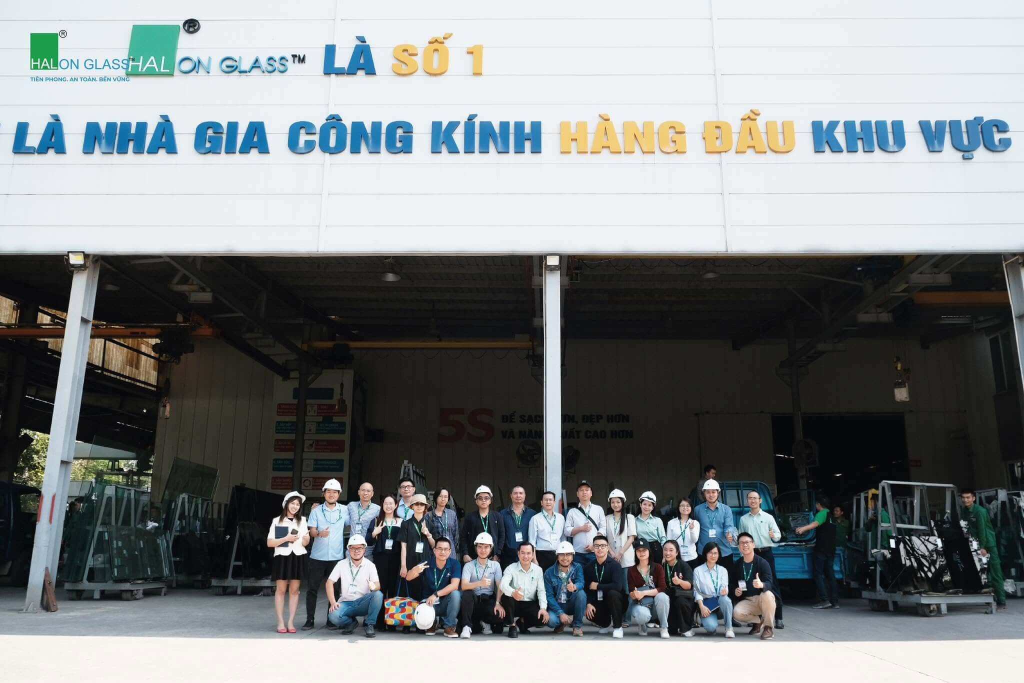 Biển hiệu Nhà máy kính HAILONGGLASS và tập thể nhân viên