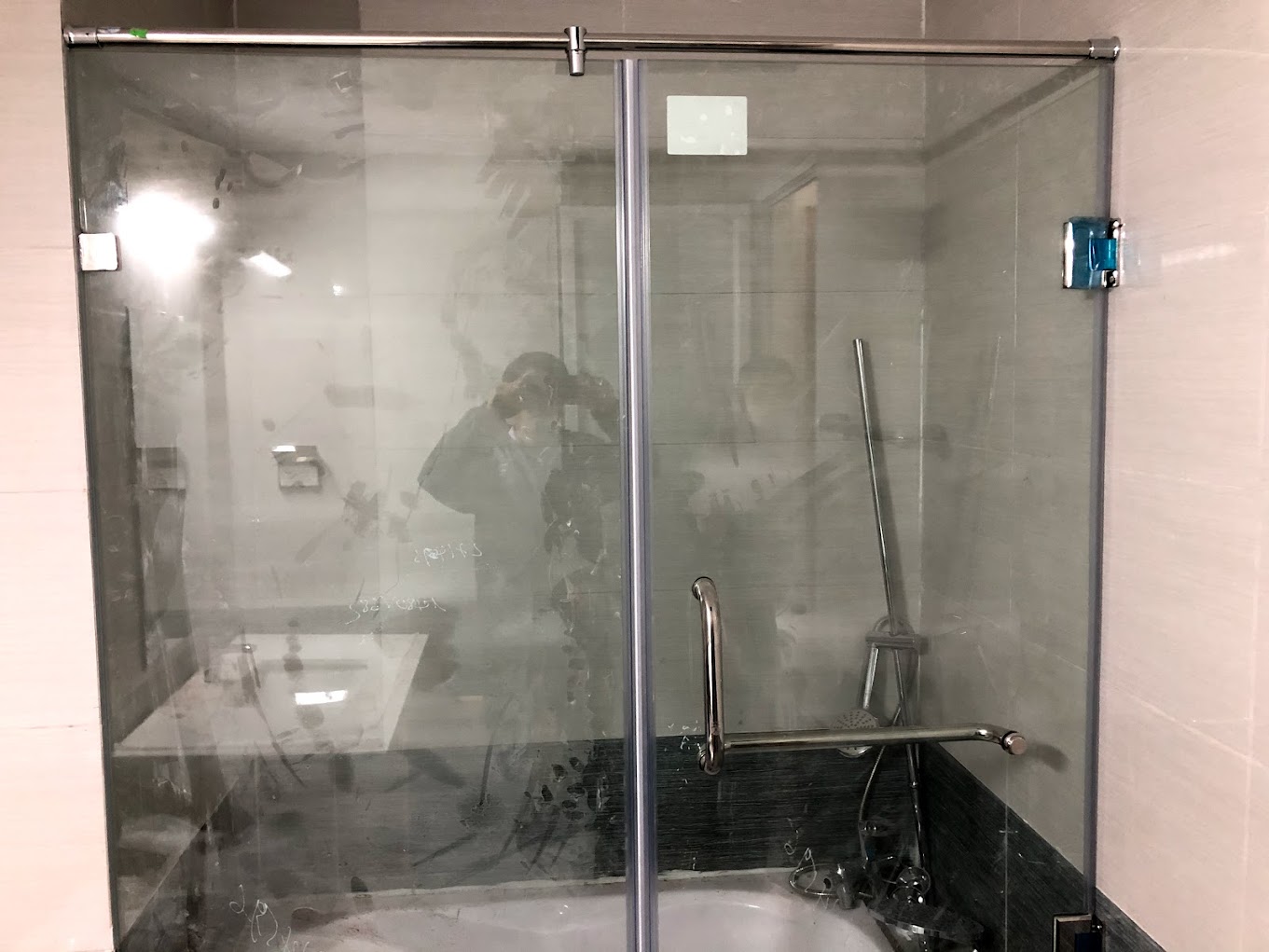 Vách kính phòng tắm cửa lùa khung inox tay nắm dài trong nhà tắm hiện đại