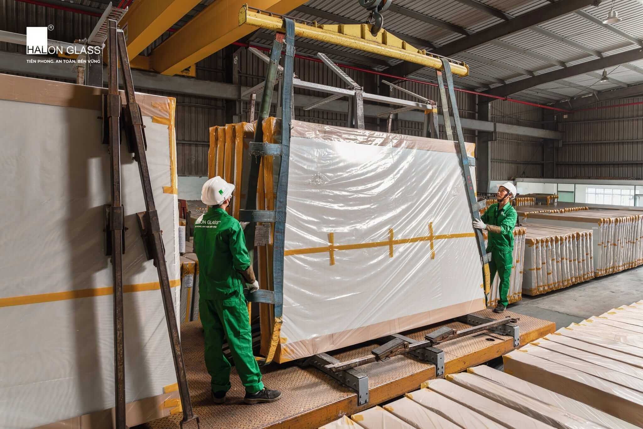 Nhân viên sử dụng thiết bị nâng chuyển kiện kính trong nhà xưởng