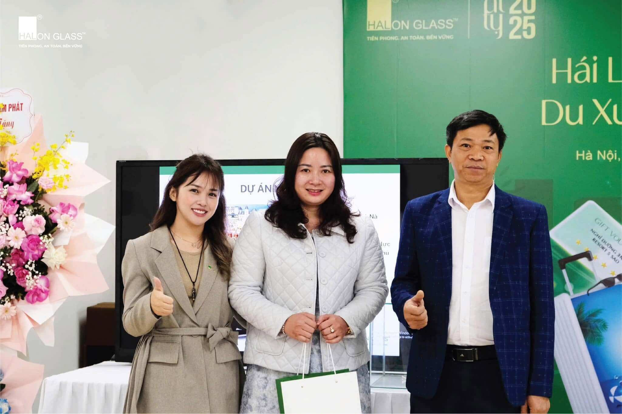 Khách hàng chụp ảnh cùng đại diện HAILONGGLASS
