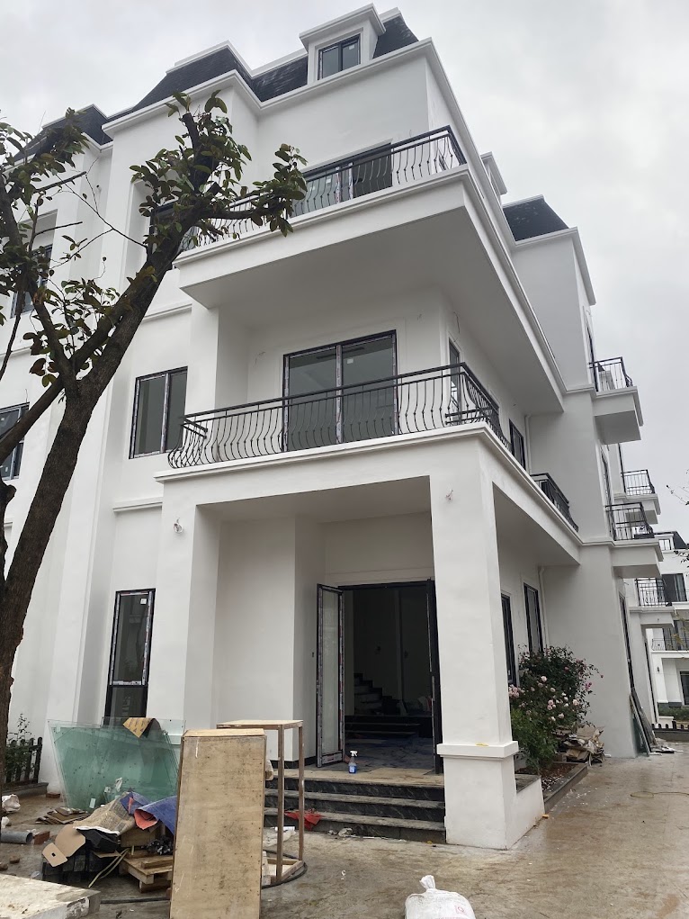 Biệt thự hiện đại với cửa kính lớn và ban công