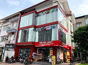 Cửa hàng nhiều tầng với mặt dựng kính và khung màu đỏ