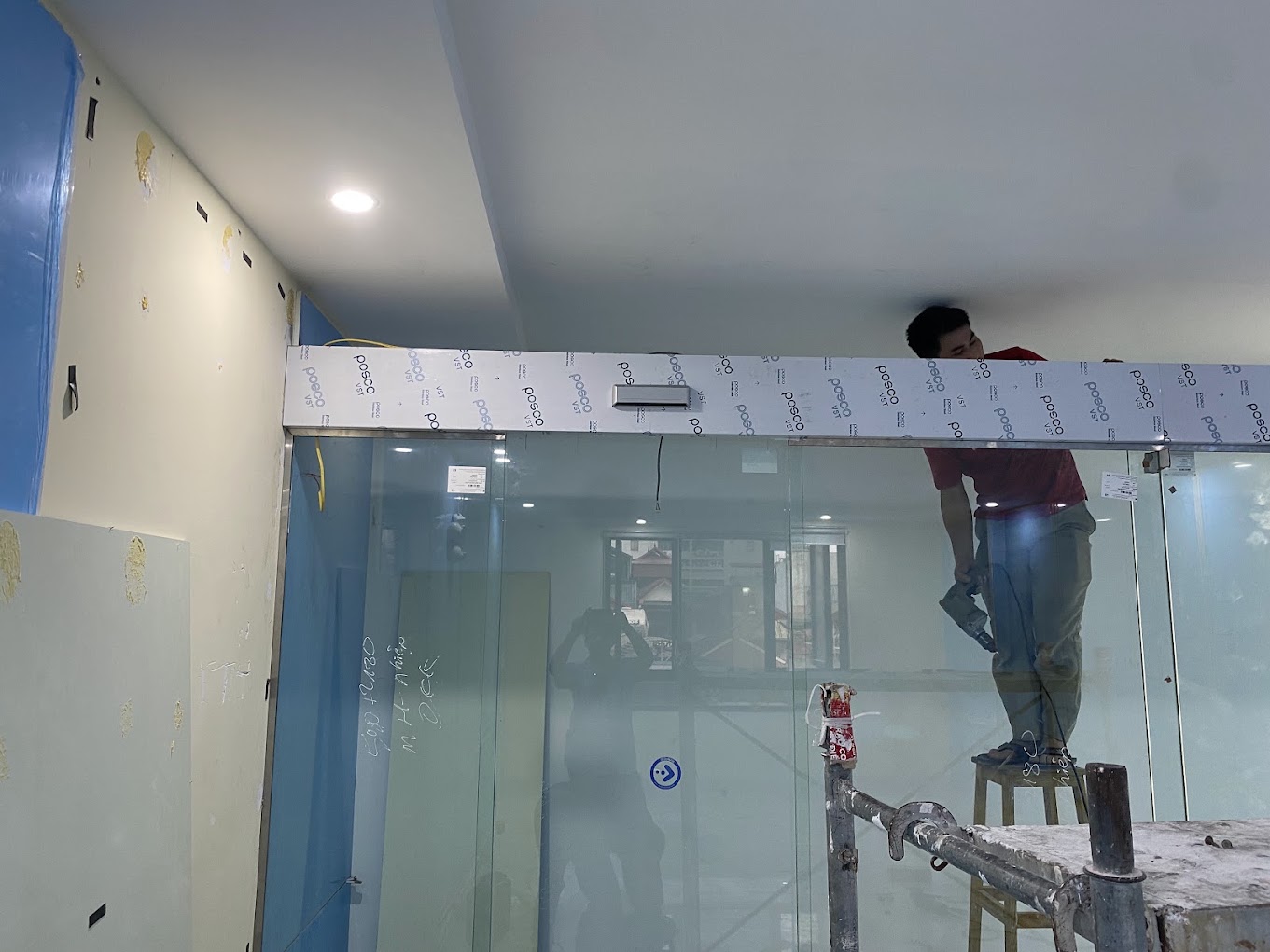 Thợ thi công vách kính nội thất tại công trình