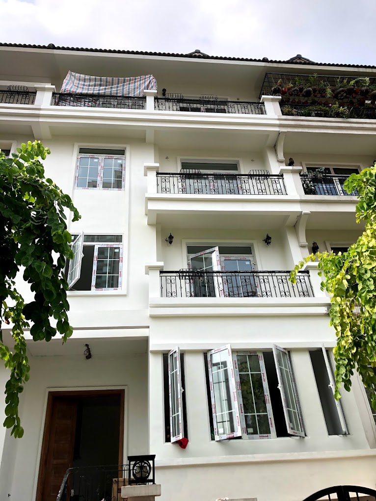 Nhà ở nhiều tầng với các ô cửa kính và ban công