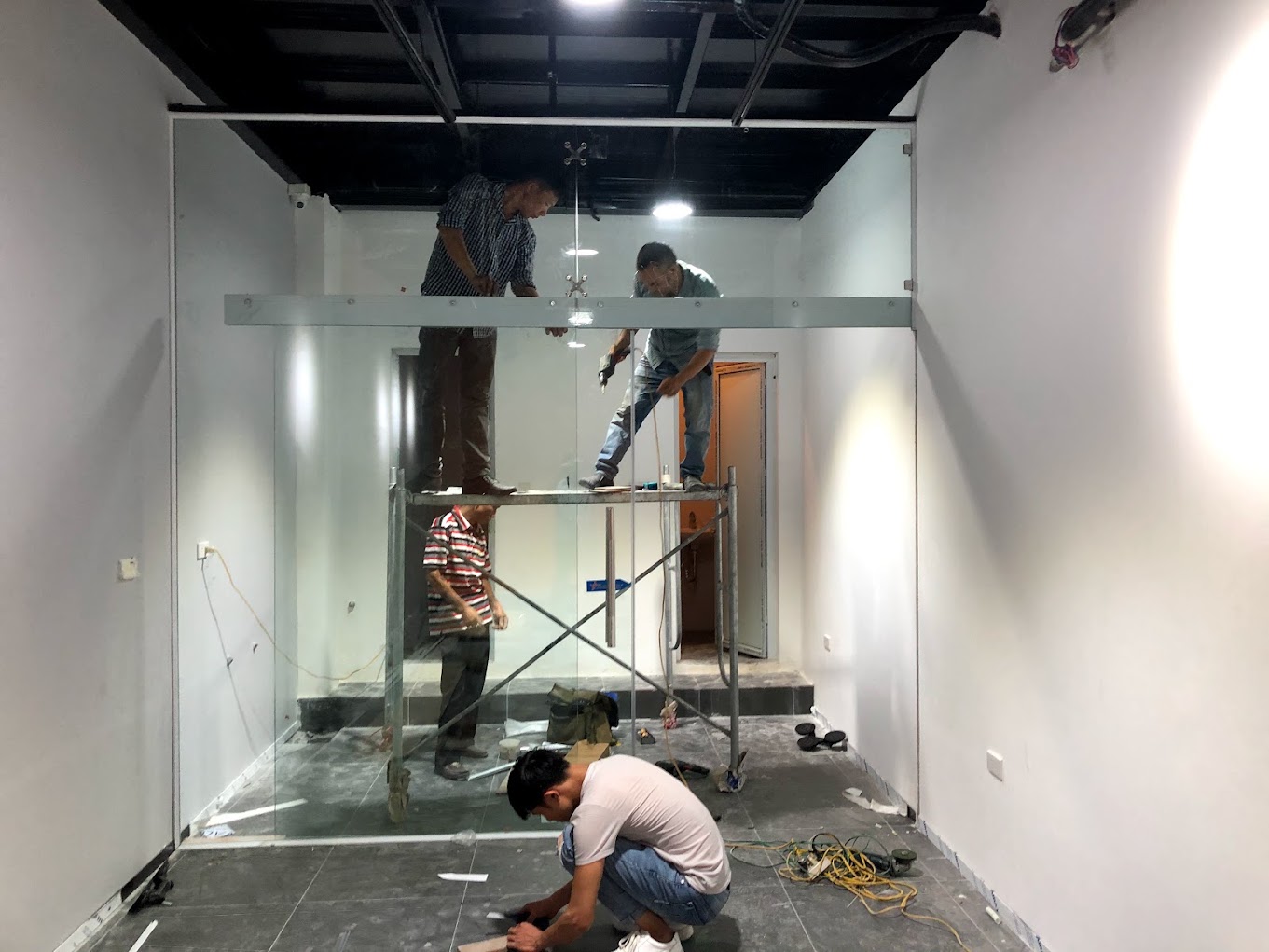 Vách kính trong suốt đang được đội thợ lắp đặt