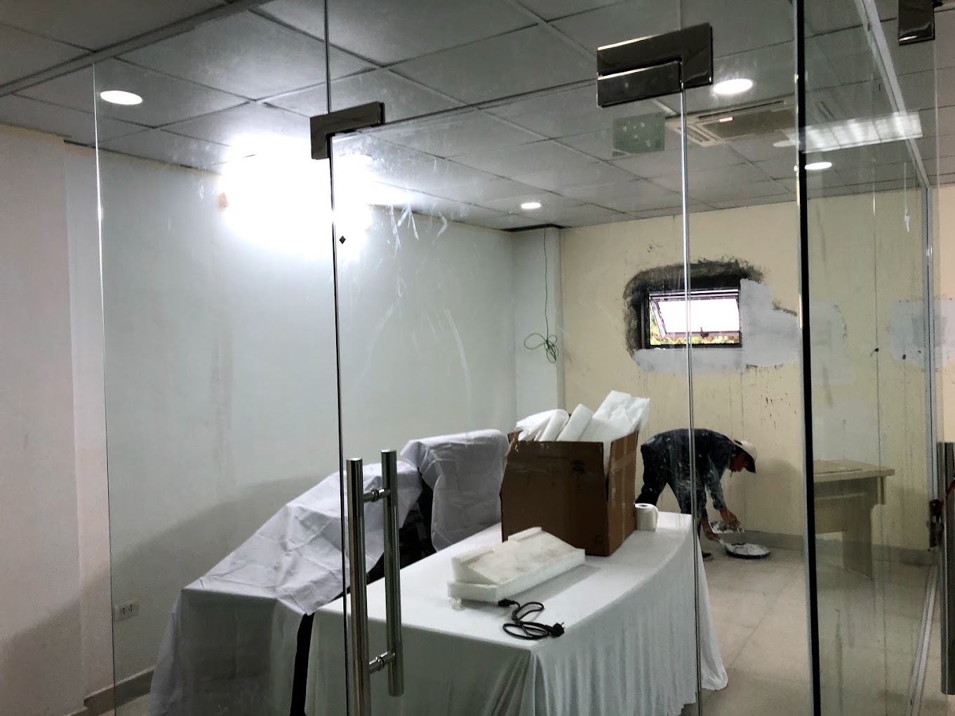 Cửa kính văn phòng có tay nắm inox và phụ kiện kim loại