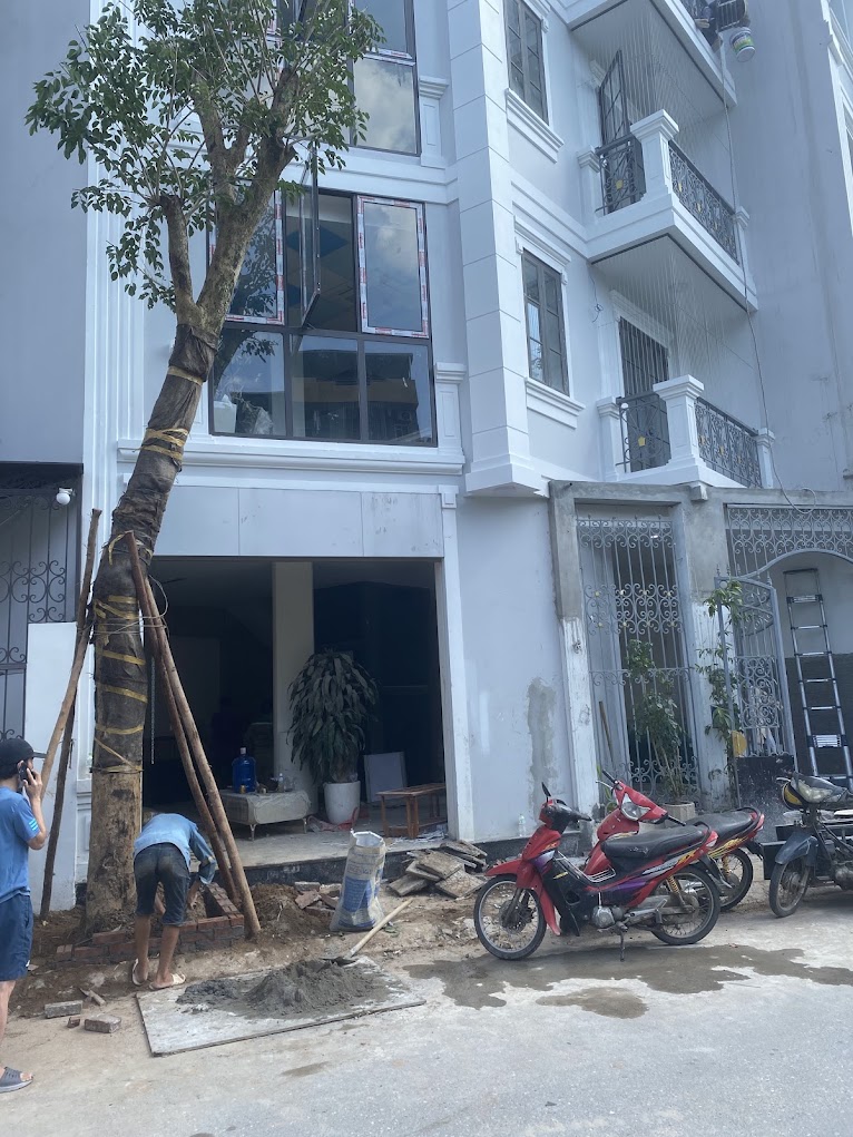 Thi công cửa kính tại mặt tiền nhà phố