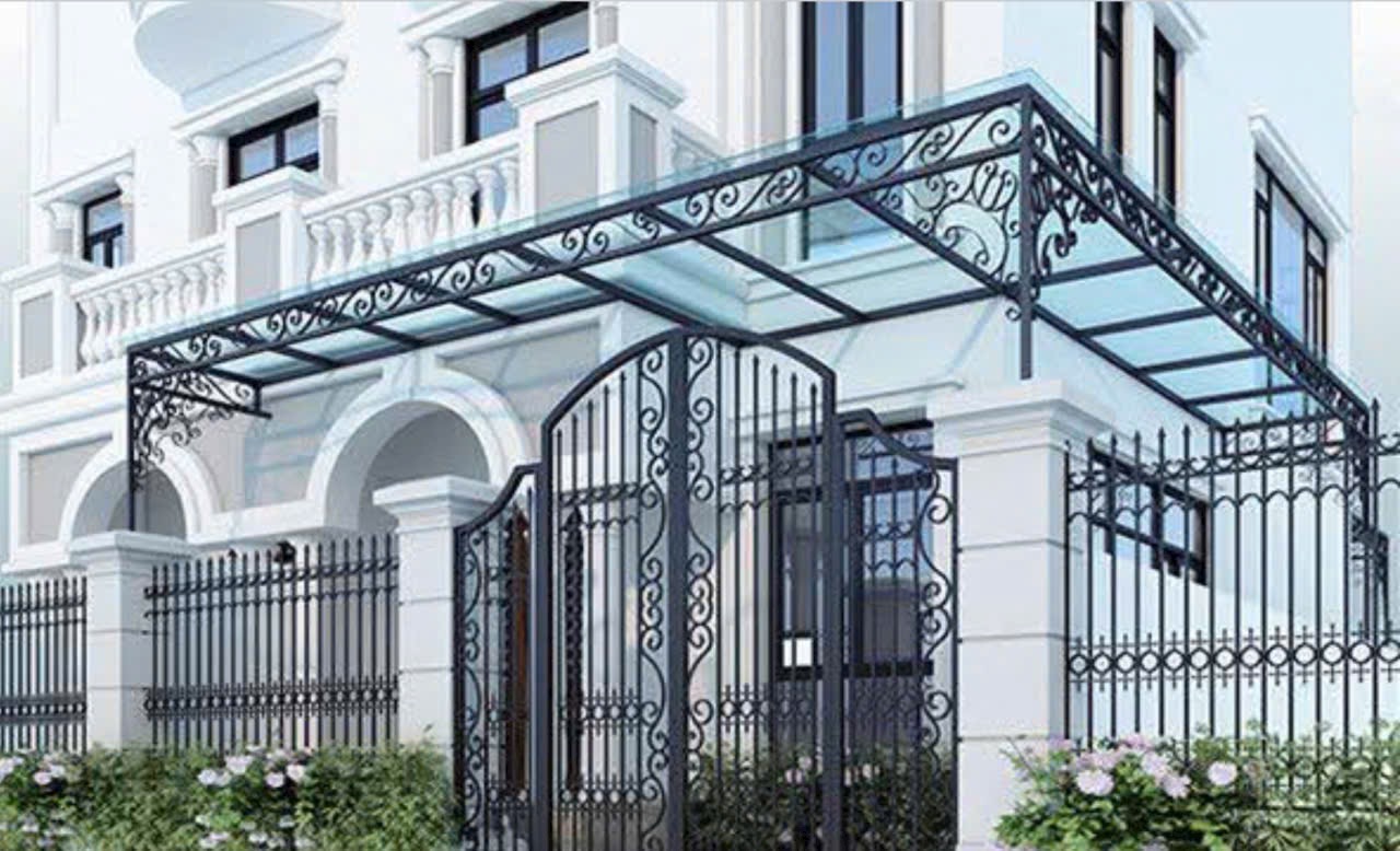 Mái kính trên khung sắt nghệ thuật phía trước nhà