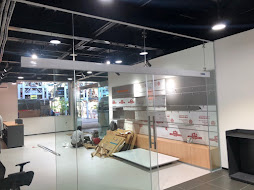 Vách kính phân chia khu vực bên trong cửa hàng