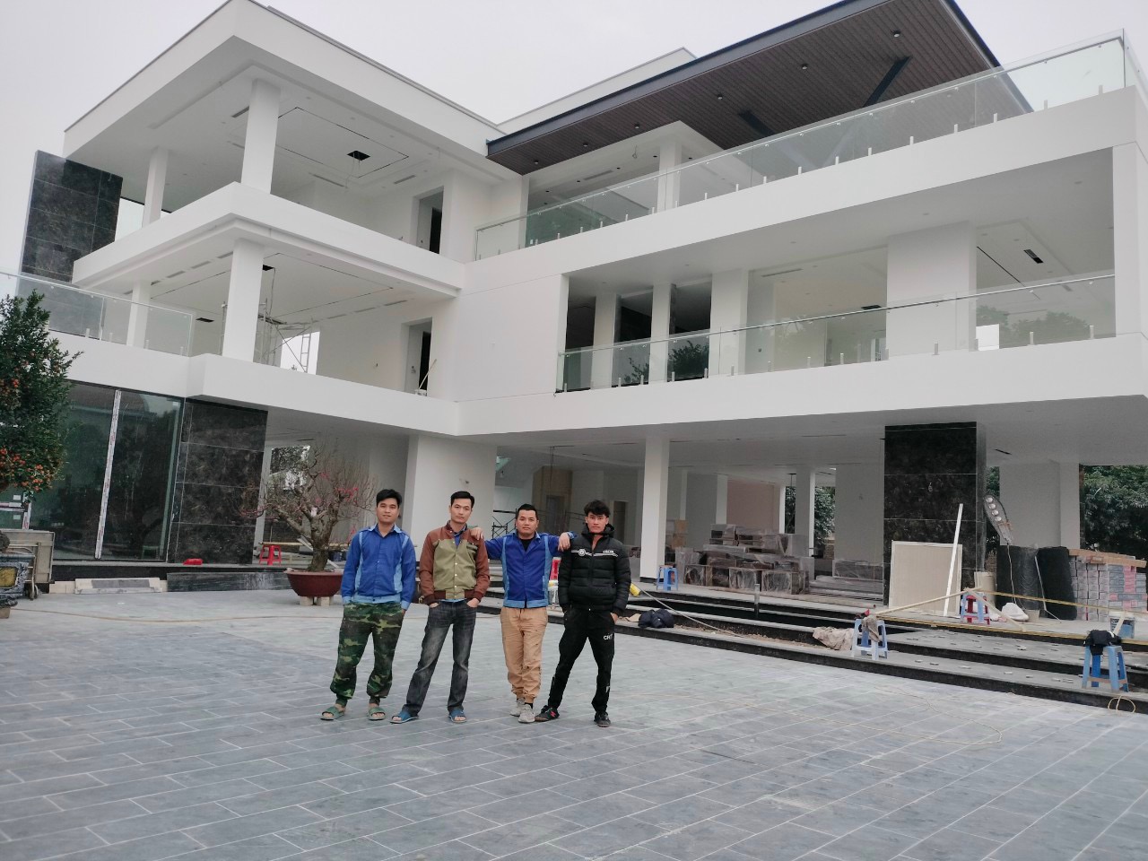 Biệt thự hiện đại với lan can kính ở các tầng