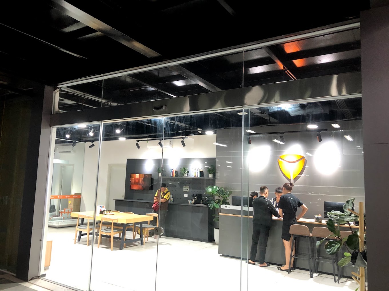 Mặt dựng kính trong suốt tại showroom hiện đại