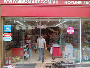 Mặt tiền cửa hàng với hệ cửa kính lớn