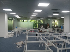 Không gian văn phòng đang hoàn thiện nội thất và khung lắp đặt