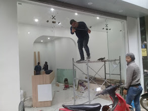 Thợ lắp vách kính tại không gian cửa hàng