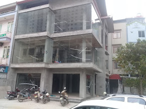 Nhà phố đang hoàn thiện với các ô cửa kính mặt tiền