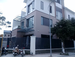 Nhà ở nhiều tầng với ban công và cửa kính