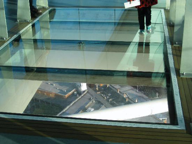 Sàn Kính Chịu Lực