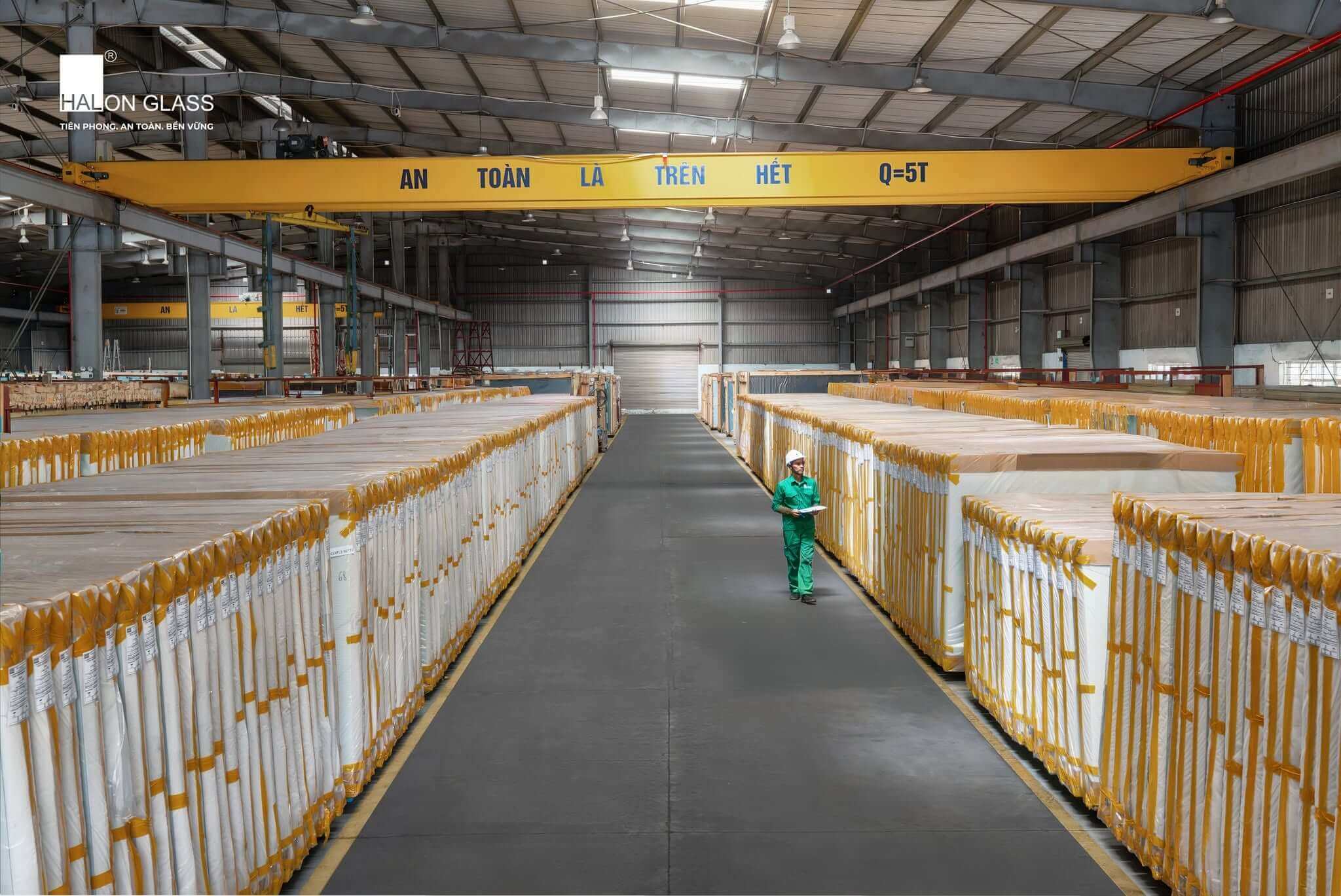 Kho lưu trữ kiện kính được sắp xếp trong nhà máy