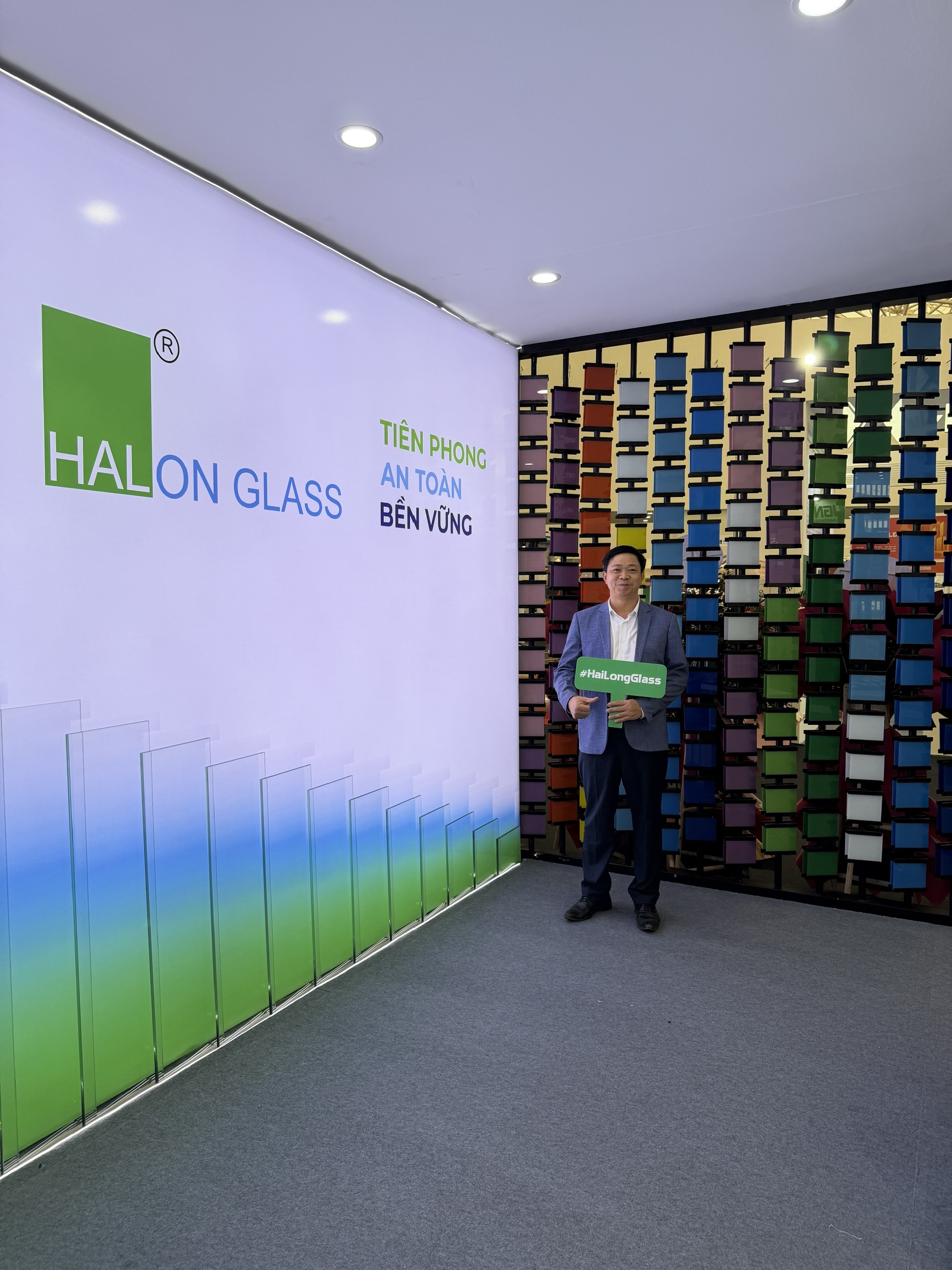 Đại diện đối tác tại không gian giới thiệu các mẫu kính Hailong Glass