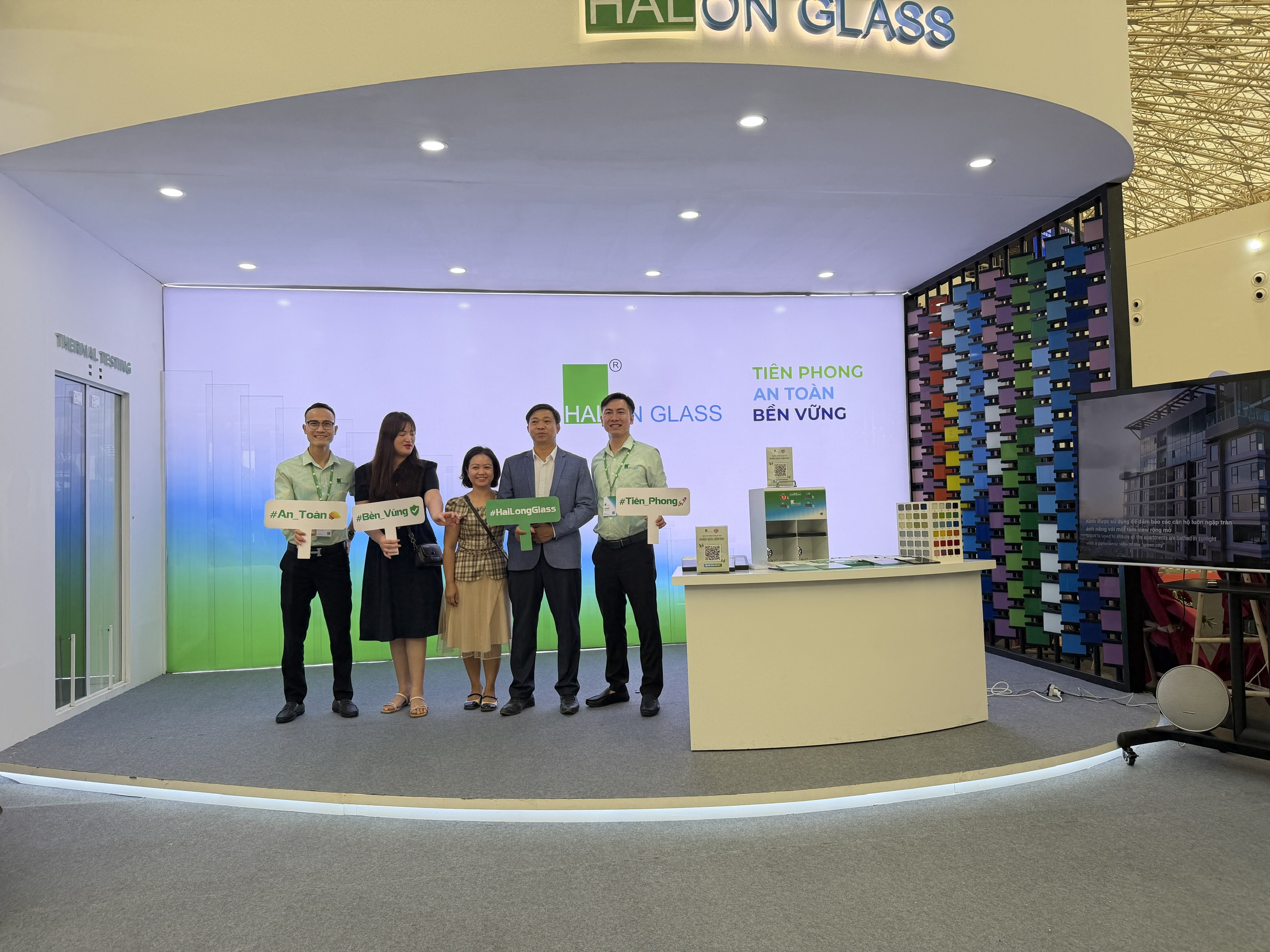 Đại diện đối tác tham quan khu vực trưng bày Hailong Glass