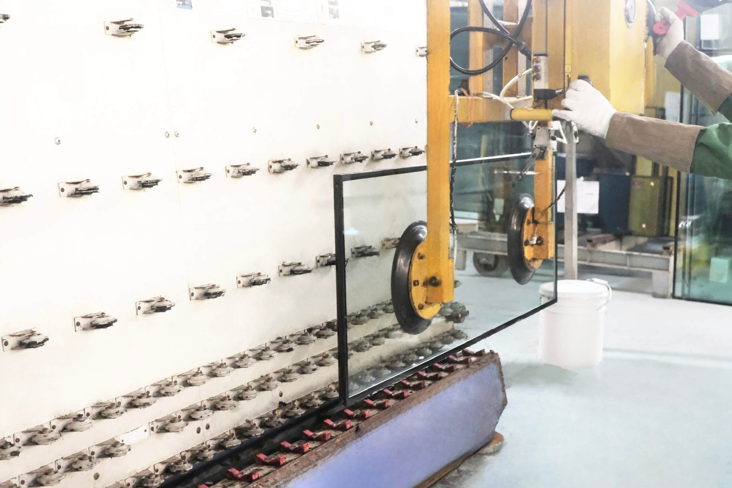Thiết bị xử lý tấm kính trong dây chuyền nhà máy