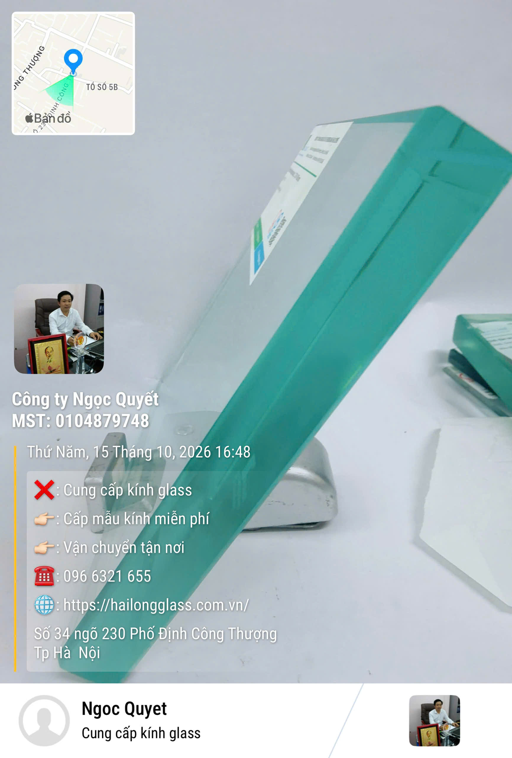 Thanh kính cường lực màu xanh lá trong suốt dùng làm vách ngăn nội thất, được giữ bằng kẹp kim loại tròn
