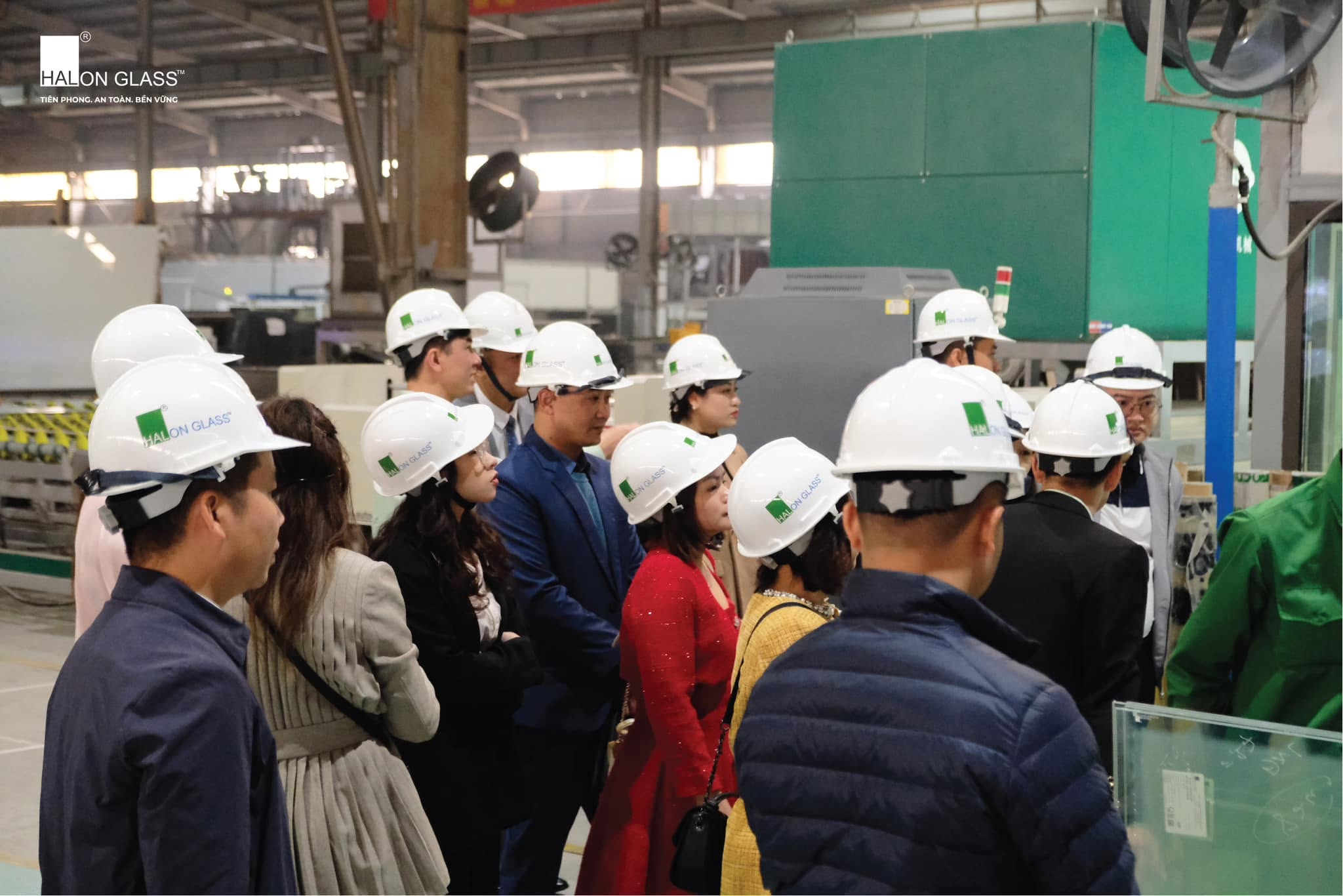 Đoàn khách tham quan nhà máy và tìm hiểu quy trình kỹ thuật sản xuất kính