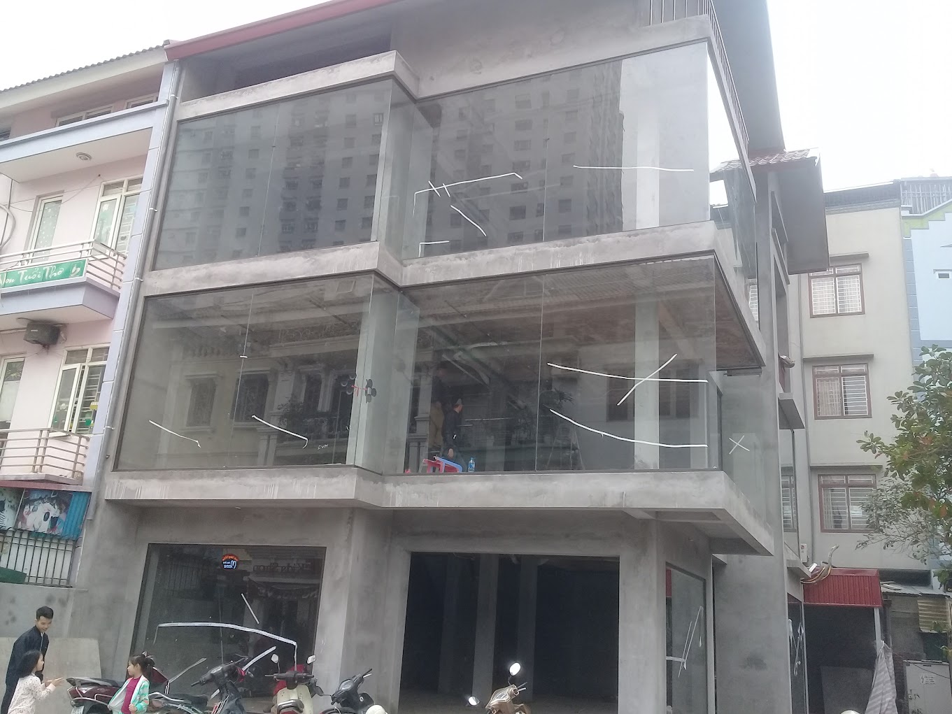 Báo giá lắp đặt kính cường lực tại nhà