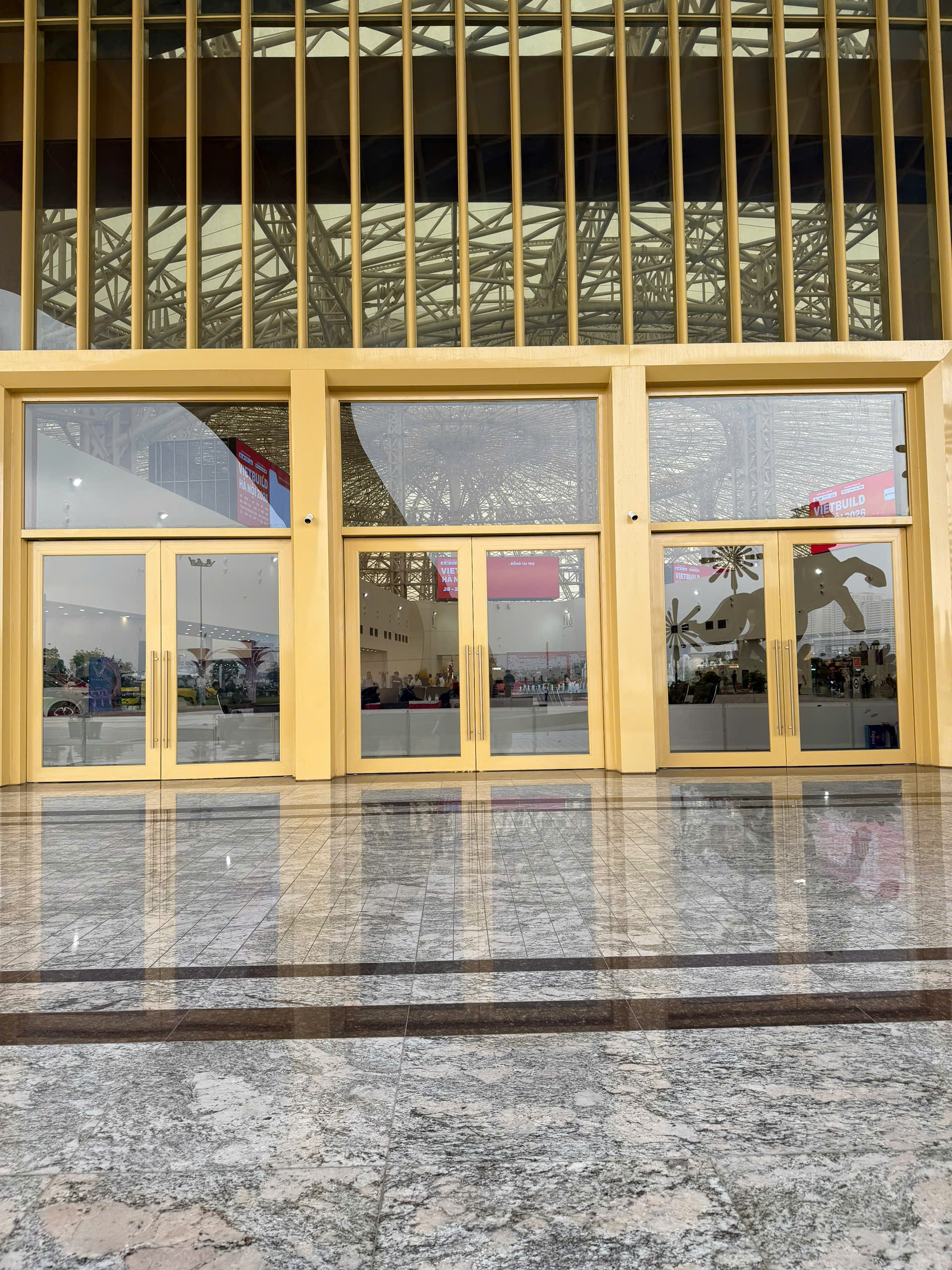 Giá kính cường lực 10mm