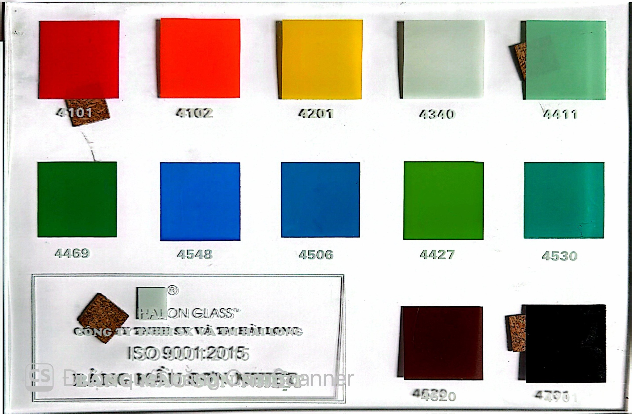 Bảng mẫu màu kính Halon Glass với nhiều ô kính màu đỏ, vàng, xanh, nâu, đen kèm mã số