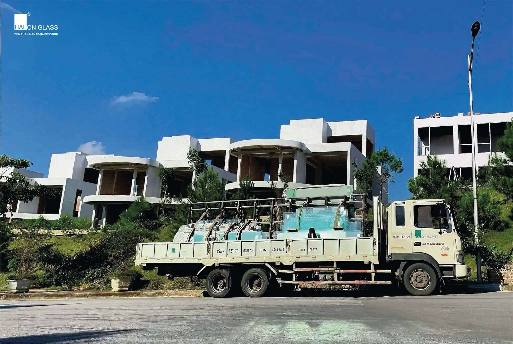 Xe tải HAILONGGLASS chở kính đến công trình