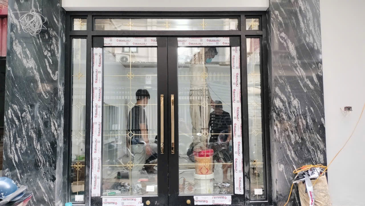 Vách kính cường lực 