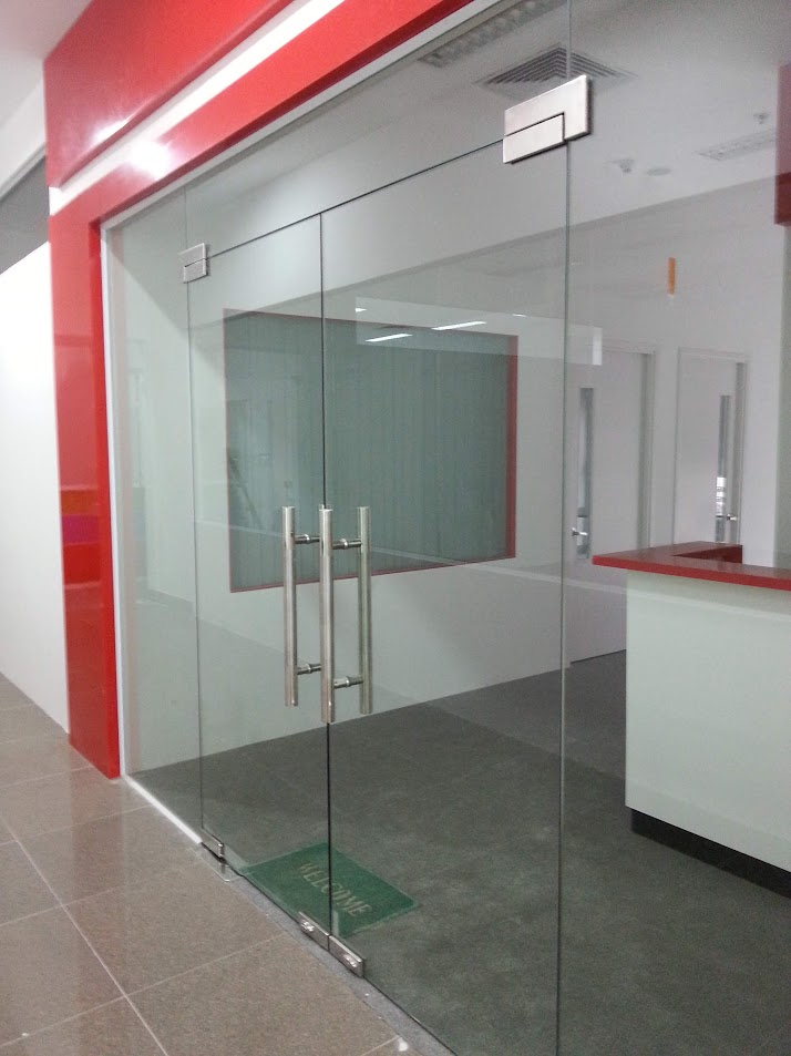 Cửa kính cường lực văn phòng hai cánh với tay nắm inox và quầy lễ tân bên trong