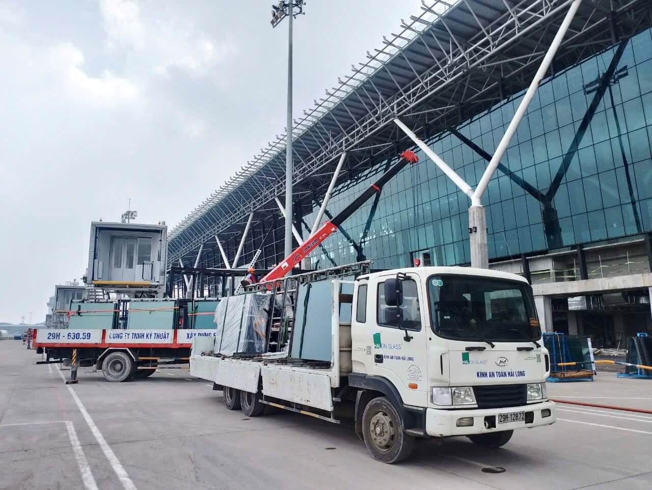 Xe chuyên chở kính tại công trình có mặt dựng kính