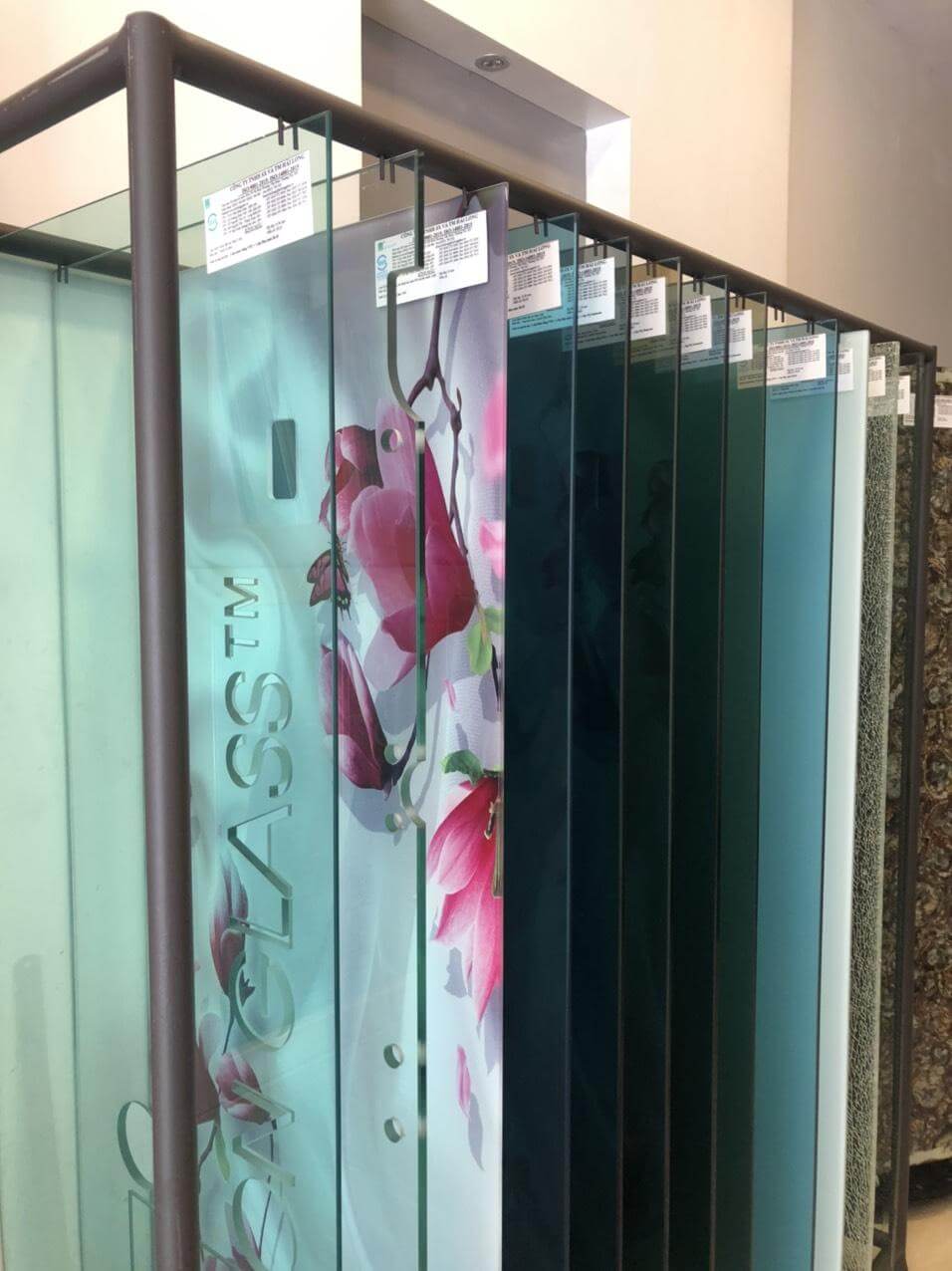 Kính dán cường lực 11.52mm lắp thang máy khung thép